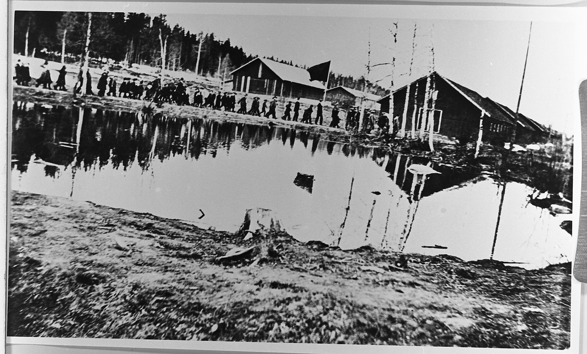 Gåsedammen med Arsenalbyggene i bakgrunn. Bildet er fra 17 mai 1918. (Mjøsmuseet)